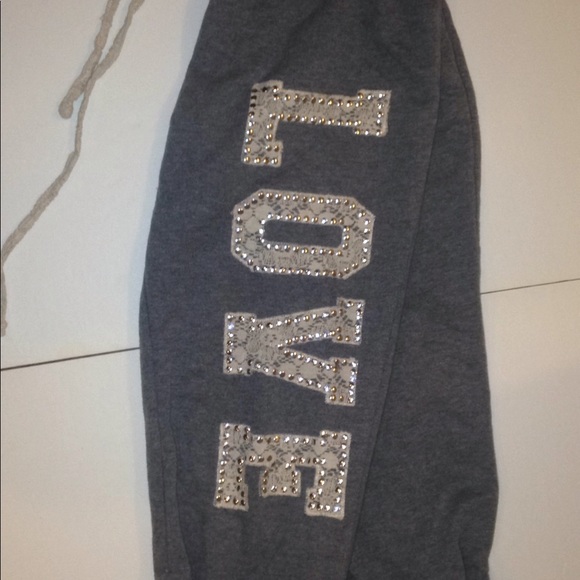 Real cute Capri sweatpants 🌸 - Picture 2 of 5